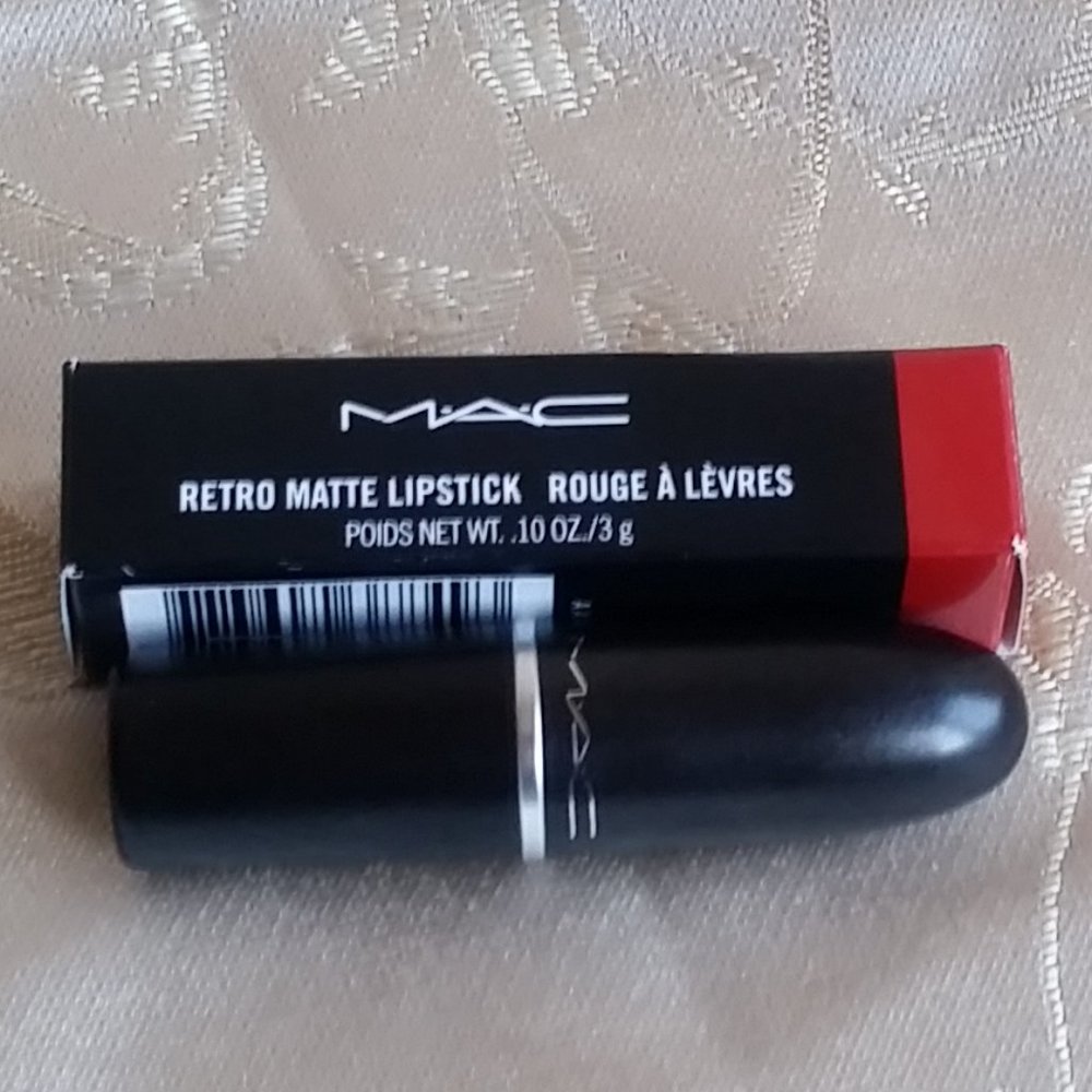 MAC Retro Matte Lipstick Dangerous BNIB - Picture 3 of 3
